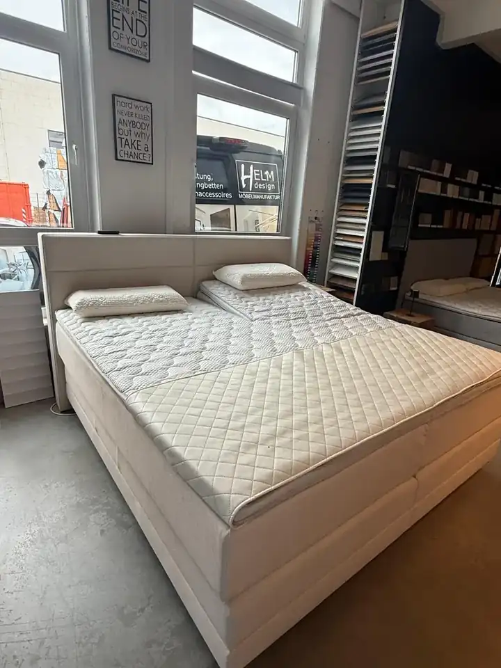 Helles Motorbett zum Probeliegen im Showroom
